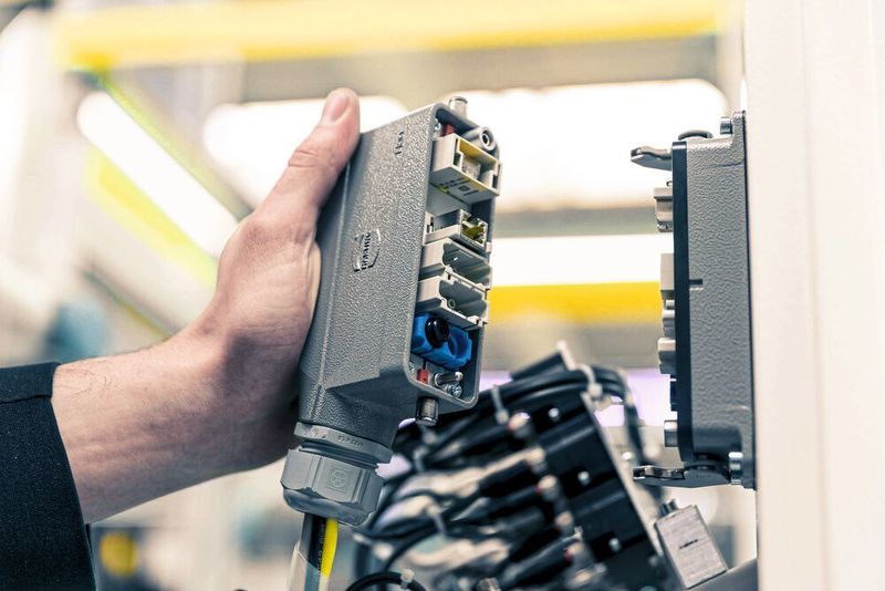 2017: Die Han Steckverbinder werden um das Han-Pneumatik-Modul Metall ergänzt, um der flexiblen Fertigung auch in Zukunft gerecht zu werden. (Harting)