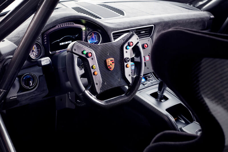 Auch der Innenraum ist Rennsport pur: Überrollkäfig, Schalensitz, Hosenträgergurte, Lenkrad und Display stammen aus dem erfolgreichen Kundensport-Rennwagen GT3 R. (Porsche)