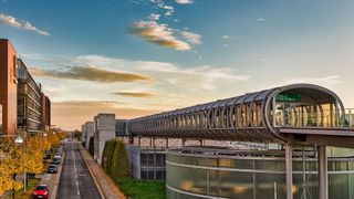 Der Skywalk zum Hannover Messegelände wird im April zur Hannover Messe gut frequentiert sein. Die Veranstalter erwarten rund 4.000 Aussteller. (Bild: Daniela - stock.adobe.com)