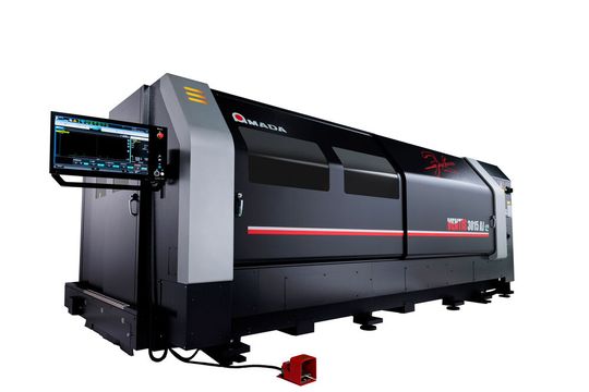 Euroblech-Auftritt! Die neue Ventis-3015Aje von Amada hat aufgrund des Features Locus Beam Control (LBC) und dem 9-Kilowatt-Lasermodul eine ähnliche Leistung wie 10- bis 12-Kilowatt-Festkörperlaser. Lesen Sie hier, was Amada sonst noch an Highlights präsentiert ...(Bild:  Amada)