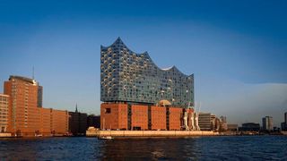 In der Elbphilharmonie in Hamburg kann man frisch gezapftes Störtebeker genießen – abgefüllt mithilfe der Simatic-Steuerung. (gemeinfrei)