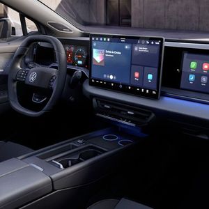 Das Cockpit bietet bis zu drei Displays.(Bild:  VW)