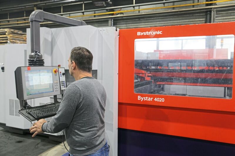 Adriano Macagnino, responsable de production, devant la machine à découper au laser, la Bystar 4020, d’une puissance de 6 kW de Bystronic.

 (JR Gonthier)