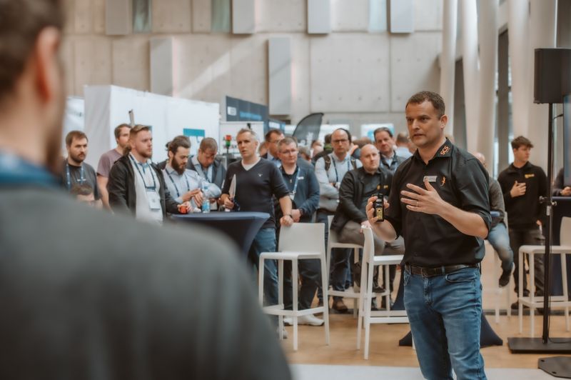 Markus Fischer von SCS Concept hat schon viele Jahre Erfahrung mit schraubtechnischen Audits. Er berichtete in seinem Live-Zone-Vortrag von teils unglaublichen Erlebnissen und zeigt damit, warum in dieser vermeintlich so einfachen und gut funktionierenden „Schraube“ noch so viel Potenzial steckt. (Bild: Camilo Amaya)