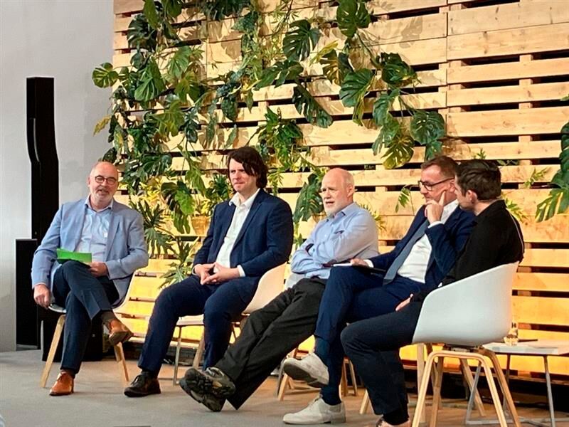 ... wurden Vorträge und Diskussionspanels gehalten. Eines davon war: „Mehr Digitalisierung bei knappen Kassen – Projekte und Portfolio zentral steuern“ mit Moderator Marcus Warnke vom mgm (v. l.),  Matthi Bolte-Richter (ITV.SH), Jörn Riedel (CIO Hamburg), Ernst Bürger (Ministerium der Justiz und für Digitalisierung des Landes Brandenburg) und Hauke Rickertsen (Ministerium für Inneres, Bau und Digitalisierung Mecklenburg-Vorpommern).  (Bild: Serina Sonsalla / Vogel IT-Medien)