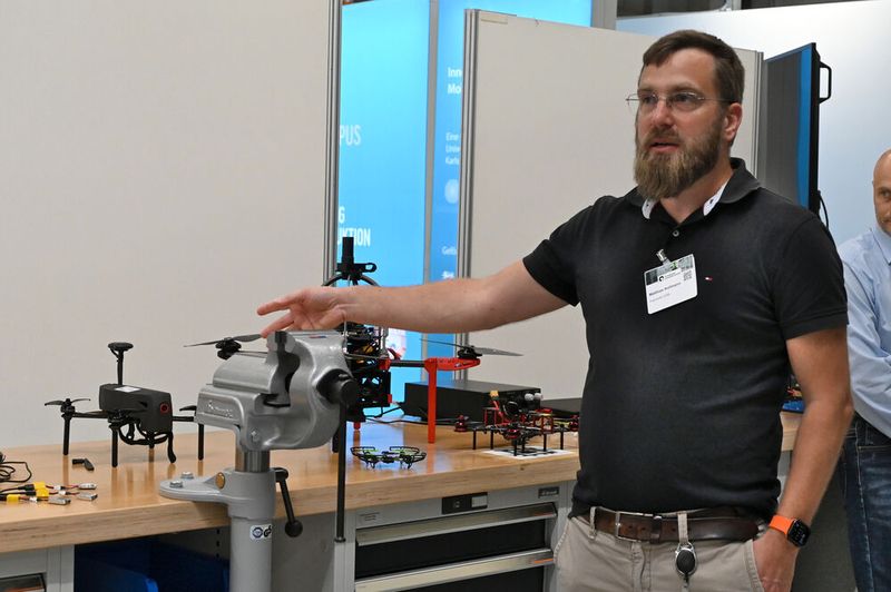 Matthias Kollmann vom Fraunhofer IOSB stellte vor, wie verschiedene Drohnen untereinander agieren und autonom Entscheidungen treffen. (Bild: Stefanie Michel)