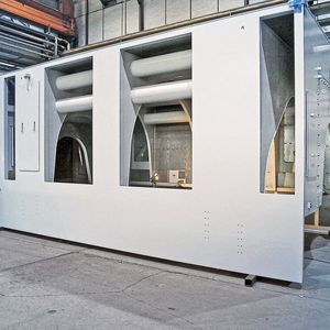 Aufgrund ihrer enormen Größe stellen Grundrahmen und Abdeckhauben für Industriegeneratoren in vielen Fertigungsbetrieben die Ausnahme dar.(Bild:  IAA)