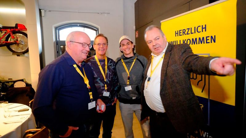 »kfz-betrieb«- und »Fahrzeug+Karosserie«-Redakteur Peter Diehl (re.) diskutierte mit Thomas Grüner, Gründer & Geschäftsführer Kaddi-Lack Manufaktur für Industrielacke (li.), sowie Jörg Egger, Oldtimermeisterlackierer bei der Lackiererei Breymann (2. v. li.), über historisch korrekte Lackmaterialien und ihre Verwendung in Deutschland. (Bild: Zietz – VCG)