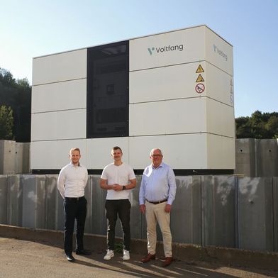 Felix Herbort (links) und Heinz Herbort (rechts), Geschäftsführer von Kerschgens Werkstoffe & Mehr, haben gemeinsam mit Roman Alberti (Mitte), Geschäftsführer von Voltfang, mit dem Aufbau einer integrierten Energieinfrastruktur die Stromkosten dauerhaft gesenkt. (Bild: Kerschgens Werkstoffe & Mehr GmbH.)