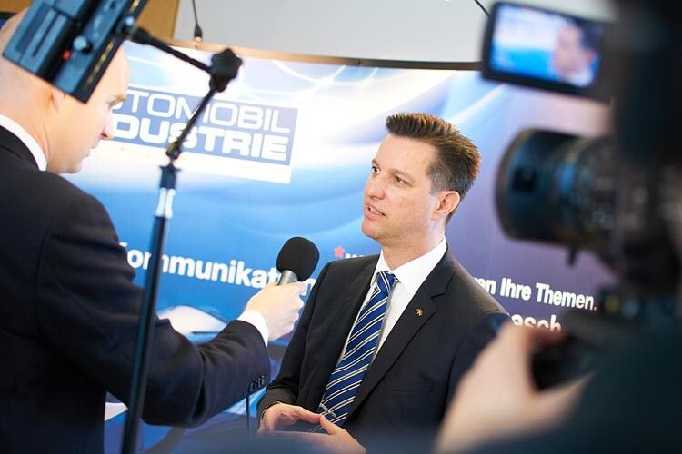 Daneben fanden Video-Interviews statt. Im Bild: Jens Meiners (links), Chefkorrespondent der Automobil Industrie interviewt Thomas Schmall, Präsident und Geschäftsführer Volkswagen do Brasil und Schirmherr der Veranstaltung. Das Interview finden Sie im Artikel zu dieser Bilderstrecke. (Wolfsburg AG)