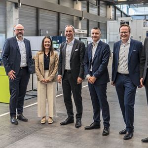 De gauche à droite : Tom Schneider (Trumpf), Stefanie Frank (Siemens AG), Cedrik Neike (Siemens AG), Stephan Mayer (Trumpf), Yürki Voss (Siemens AG), Till Küppers (Trumpf).(Source :  Siemens AG)