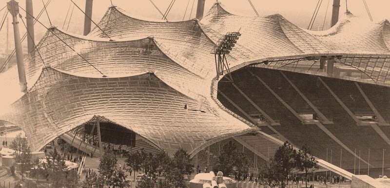Das charakteristische Zeltdach besteht aus einer Stahlseilkonstruktion, die an bis zu 80 Meter hohen Pylonen aufgehängt ist. Es ist mit meist quadratischen Acrylglas-Platten gedeckt. (Bild: Evonik Industries AG Konzernarchiv Hanau)