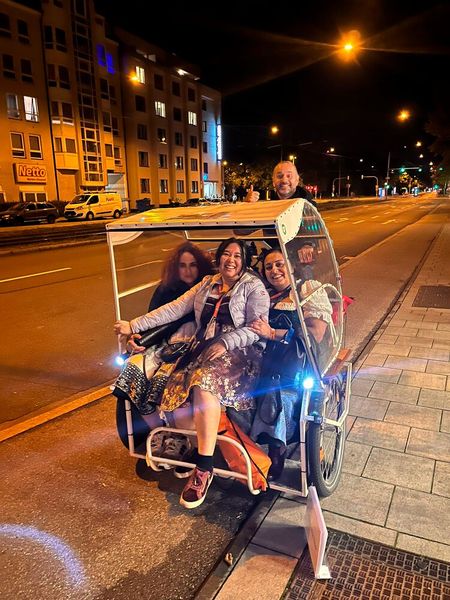 Die Rückfahrt ins Hotel fanden Besa (IT- BUSINESS), Veronika La und Nirmin Fakousa (Vertiv) sehr luftig. (Bild: Vogel IT-Medien GmbH)