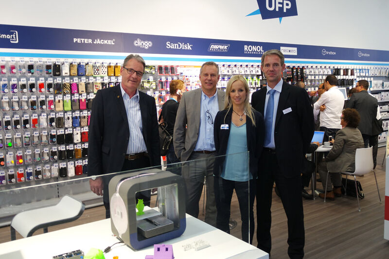 Christian Velroyen, (r.) SanDisk, mit dem UFP-Team Andrea Laube, Jörg Reimann und Martin Ziegler (Bild: IT-BUSINESS)
