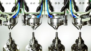 Bild 1: In der Microfor-Baureihe von Posalux gibt es eine einspindlige Erodiermaschine für die Einzel- und Kleinserienproduktion und eine vierspindelige Maschine für die Massenproduktion. (Archiv: Vogel Business Media)