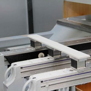 Die Werkstücke aus Corian werden mithilfe von Aluminium-Blocksaugern von Schmalz prozesssicher gespannt.