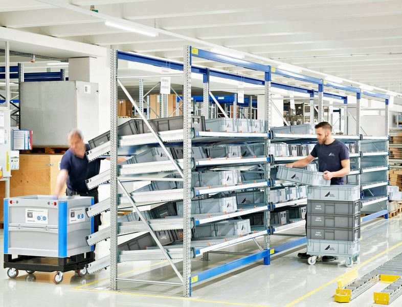 Das Kleinteilelager: Die Stückgut-Durchlaufregalsysteme werden von hinten bestückt, und von vorn kann der Mitarbeiter die Teile entnehmen - die Artikelverfügbarkeit ist durch den selbstständigen Nachlauf der Behälter stets sichergestellt. (Bito)