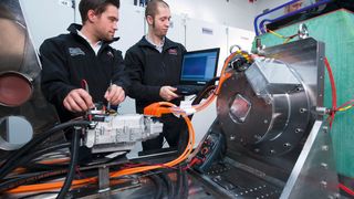 Bevor der Test des Elektroantriebs auf dem Prüfstand beginnen kann, werden die letzten Checks durchgeführt.  (Bild: Audi)