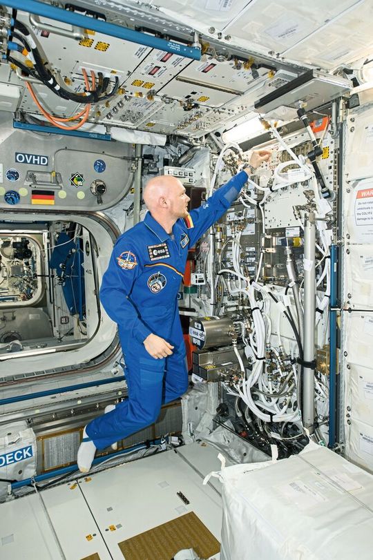 ESA-Astronaut Alexander Gerst installiert den «Electromagnetic Levitator» (EML) an Bord der ISS. An diesem Instrument führte Gerst später auch die Versuche der Empa mit metallischen Gläsern durch.(Bild:  NASA)
