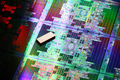 Der Atom-Prozessor ist winzig im Vergleich zum Itanium-Die. (Archiv: Vogel Business Media)