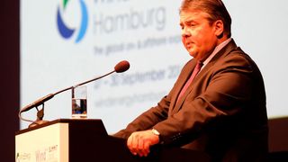 Wirtschaftsminister Sigmar Gabriel bei seiner Eröffnungsrede der WindEnergy 2016 in Hamburg. (HMC/Stephan Wallocha)