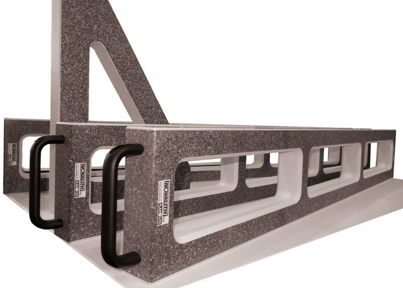 Bild 10: Messwinkel aus zementgebundenen Hochleistungsbeton (Novalith der Planolith GmbH, Aschaffenburg). In der Messtechnik ist er qualitativ dem Naturstein gleichwertig. (Bild: Planolith)