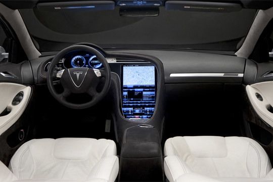 Das Armaturenbrett wird von einem 17-Zoll-Touchscreen dominiert. (Tesla)