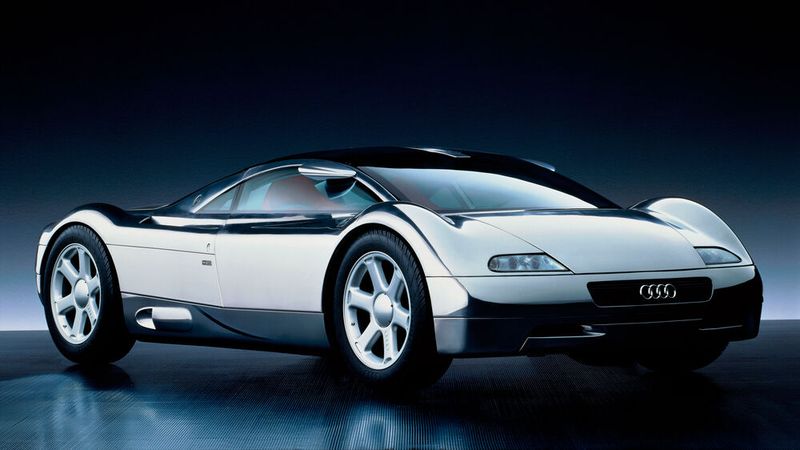 Der Avus Quattro wurde 1991 auf der Tokyo Motor Show vorgestellt. Das Fahrzeug hat eine Karosserie aus Aluminium auf einem Rohrgerippe und einen Mittelmotor. Als Antrieb war ein 12-Zylinder-W-Motor (drei Vierzylinder-Zylinderbänke im Winkel von 60° zueinander) mit 5 Ventilen pro Zylinder und einem Hubraum von 6,0 Litern vorgesehen, der 374 kW (509 PS) leisten sollte; damit hätte der Wagen nach Firmenangaben eine Höchstgeschwindigkeit von 340 km/h erreicht und in drei Sekunden von 0 auf 100 km/h beschleunigt. (Bild: Audi)