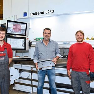 „Die Kombination Software, Maschine und die drei Optionen zur Sicherstellung der Genauigkeit eines Gutteils ist fast unschlagbar“, sagt Ralf Fischer (Mitte), hier mit seinem Auszubildenden Tobias Burkhart (l.) und Michael Stiefvater (r.), Leiter der Blechtechnik bei der Fischer Maschinenbau GmbH.
