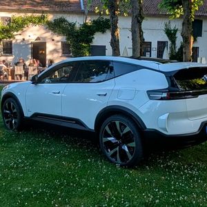 Das Design ist ein echter Hingucker: Das durchgehende Lichtband am Heck betont die Breite des Modells.(Bild:  Mauritz – VCG)