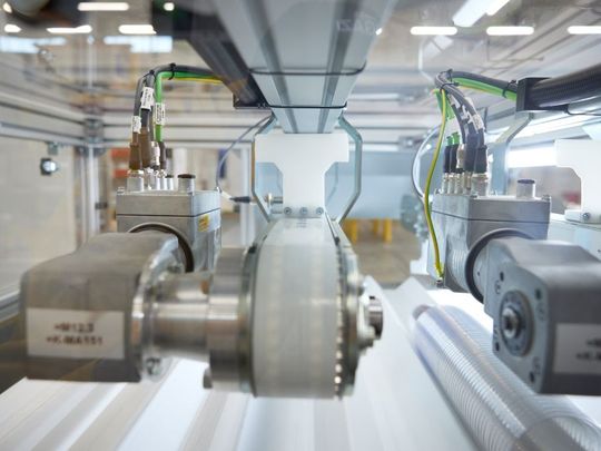 Die dezentralen Kompakt-Kleinspannungsantriebe Movimot Performance ELV schaffen Freiräume für ein platzsparendes Maschinenkonzept.(Bild:  SEW-Eurodrive)