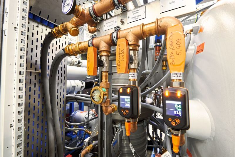 Die komplette Verrohrung des Kühlwassers kann im Schaltschranksystem VX25 verbaut werden. (Bild: Rittal)