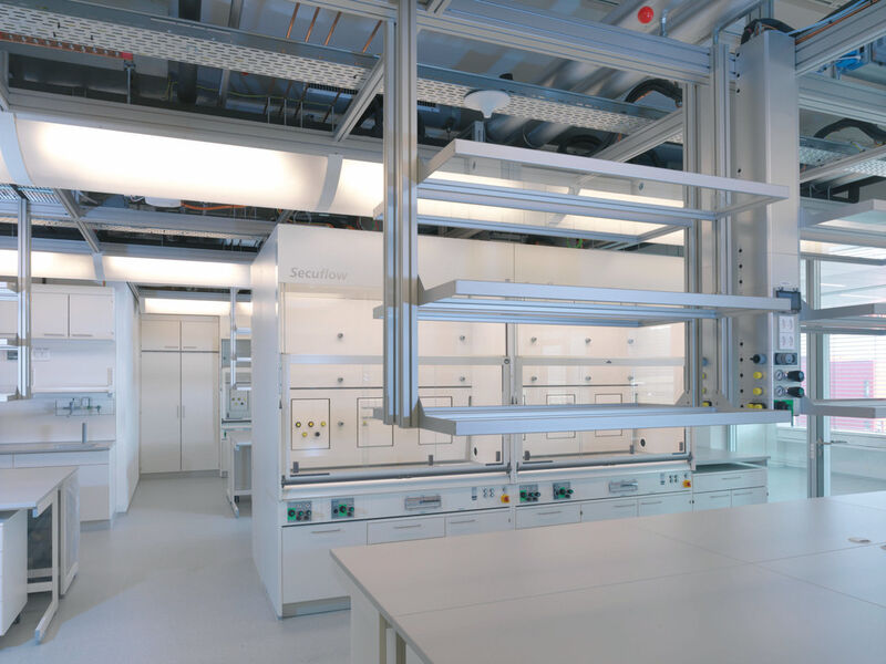 In kürzester Zeit enstand am Schweizer Roche-Standort Basel/Kaiseraugst in Modulbauweise ein neues Aus- und Weiterbildungszentrum mit 16 Laboren. (Bild: F. Hoffmann - La Roche)
