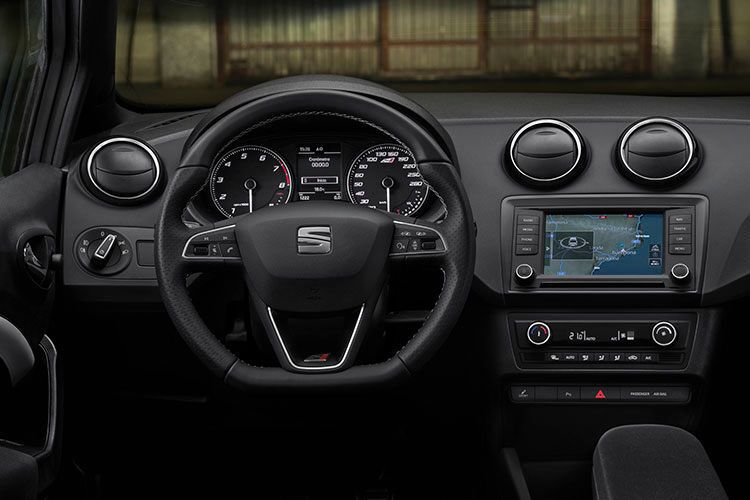 So sieht der Arbeitsplatz des Fahrers im neuen Seat Ibiza Cupra aus. (Foto: Seat)