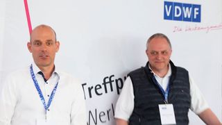 Zum "Treffpunkt Werkzeugbau" bei Tebis konnten Ralf Dürrwächter, Geschäftsführer des Verbands Deutscher Werkzeug- und Formenbauer VDWF (r.), und Tebis-Vorstandsmitglied Jens Lüdtke zahlreiche Interessenten begrüßen. (Bild: Maschinenmarkt)