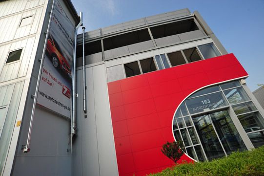 Optional sind besondere Elemente wie die „Red Cube“ genannte Fassadenverkleidung, deren Bogen der Driftlinie eines Autos nachempfunden ist. (Archiv: Vogel Business Media)