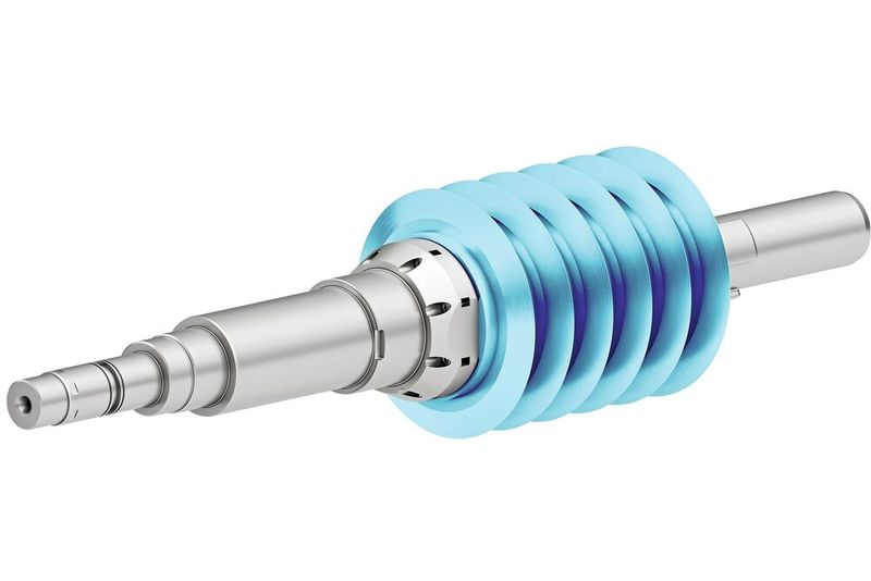 Der Hydrodehnspanndorn von Schunk erhöht die Qualität und Sicherheit bei Roll-to-Roll-Prozessen in der Batteriezellfertigung, indem er beim Slitting die Schneidmesser exakt spannt und für eine vibrationsarme Bearbeitung sorgt. (Bild: Schunk)