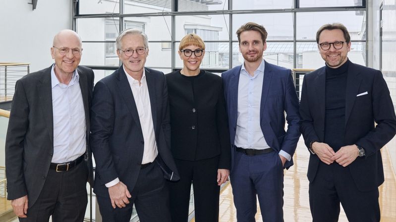 Haben ihre Zusammenarbeit vereinbart (v.l.n.r.): Dr. Reinhard Pfeiffer (Co-CEO Messe München), Matthias Meierhofer (Vorstandsvorsitzender des bvitg), Dagmar Brandenstein (Geschäftsführerin bvitg Service GmbH), Sascha Raddatz (Hauptgeschäftsführer des bvit), und Stefan Rummel (Co-CEO Messe München). (Bild:  Messe München)