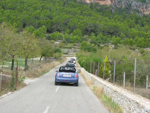 Mit dem Minicooper düsten die Händler die Küste Mallorcas entlang. (Archiv: Vogel Business Media)