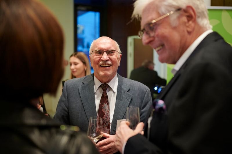 Impressionen vom ELEKTRONIKPRAXIS Frühlingsfest 2023 im Ketterer Kunst mit der Verabschiedung von Johann Wiesböck.  (Bild: © EYE AM CHRIS)