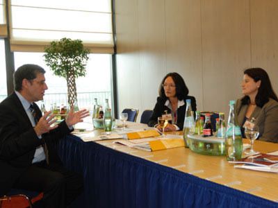 Randy Nall, English Language Consultant (Würzburg), frischte das Automotive Business English der Teilnehmerinnen auf.   (Archiv: Vogel Business Media)