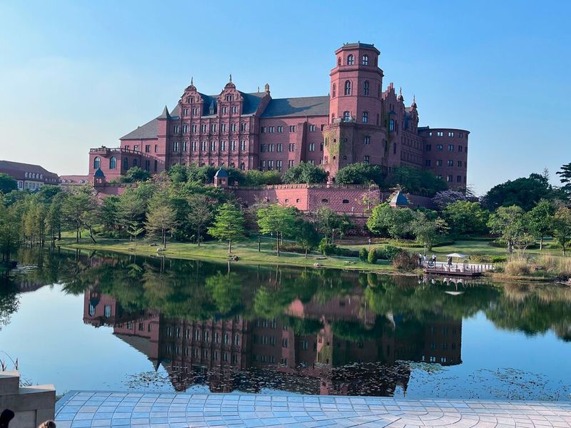 Abbildung 42: Na, wer hat das Gebäude erkannt? Es ist das Hedelberger Schloss, wenngleich dieses nicht kaputt ist. Firmengründer Mr. Ren, ist ein bekennender Fan europäischer Kultur und Innovationskraft. So hat er zunächst für seine Mitarbeiter aus der Forschung und Entwicklung, eine möglchst angenheme Arbeitsumgebung geschaffen, in der es sich wohlfühlen lässt. Es gibt auf dem Campus eine „Metro“, außen alt, innen Hightech, einen Teil von Zürich und Bologna ....  (Bild: uo/ Vogel IT-Medien GmbH)