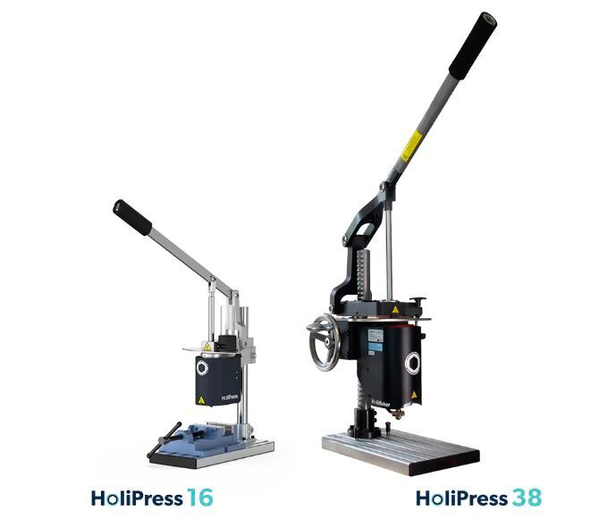 Größenvergleich zwischen der Holipress16 und der Holipress18 von Holimaker, für das manuelle Spritzgießen von Thermoplasten. (Bild: Holimaker)