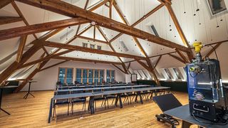 Der großzügige Seminarraum des Allgeirhof Training Center verbindet moderne Ausstattung mit einer Umgebung, die Wissenstransfer und Austausch fördert. (Bild: Vega)