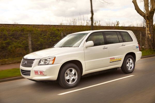 Brennstoffzellenfahrzeug im Test: Europäische Politiker testen umweltfreundliche Technologie (Bild: Toyota)