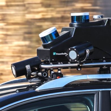 Fraunhofer IPM präsentiert auf der Digitalbau 2026 die mobile Sensorbox MUM mini – ganz einfach vom Dach eines Fahrzeugs. (Bild:  Fraunhofer IPM)