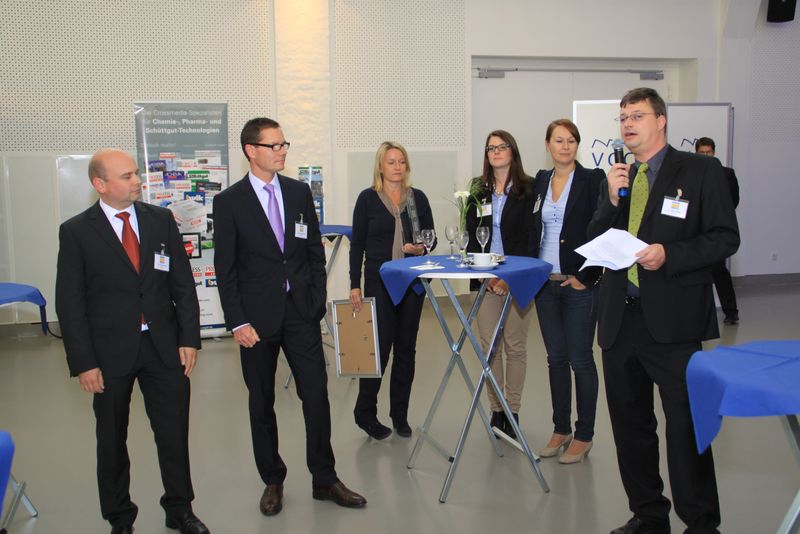 User-Award-Verleihung auf dem Pumpen- und Schüttgutforum 2012 an die Firma KSB 


Der stellvertretende Chefredakteur von PROCESS Jörg Kempf übergibt den Award. 


Die Auszeichnung bekommt KSB für den Effizienzmotor KSB Supreme. (Bild: PROCESS)