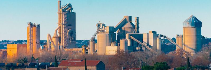 Selbstlernende KI-Lösungen decken auch in komplexen Verfahren der Prozessindustrie die verwobenen Einflussfaktoren auf.(Bild:  gemeinfrei /  Pixabay)