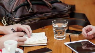 Kaffeetrinken ist nicht alles: Für ein erfolgreiches Projektmanagement helfen diese sechs Tipps. (Bild: Alejandro Escamilla/Unsplash.com)