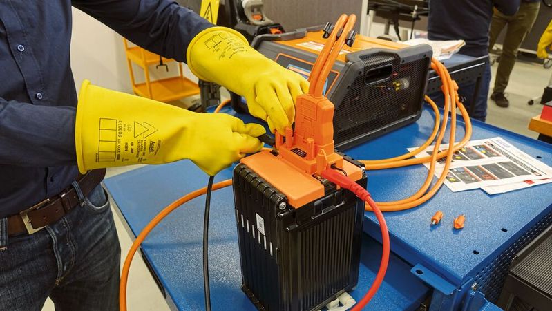 Für Arbeiten an unter Spannung stehenden Komponenten ist nach der neuen DGUV die Ausbildungsstufe 3S notwendig.(Bild:  Rosenow/»kfz-betrieb«)